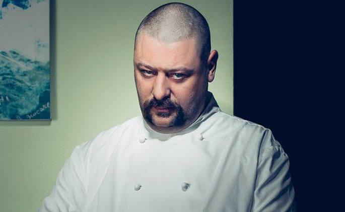 Matteo Fronduti, on top of being an excellent cook – and soon a participant in TopChef Italia, on Nove as of mid September – is an ingenious author, who enjoys making irony out of the (many) absurd encounters with his clients. We created a small anthology (photo Maurizio Camagna)