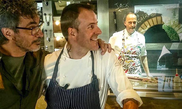 Teo Musso and Simone Padoan look at Moreno Cedroni standing by the oven at I Tigli. The chef tells us about his relationship with pizza in this piece featured in the Identità di Pizza newsletter (to read it regularly, sign up here for free)