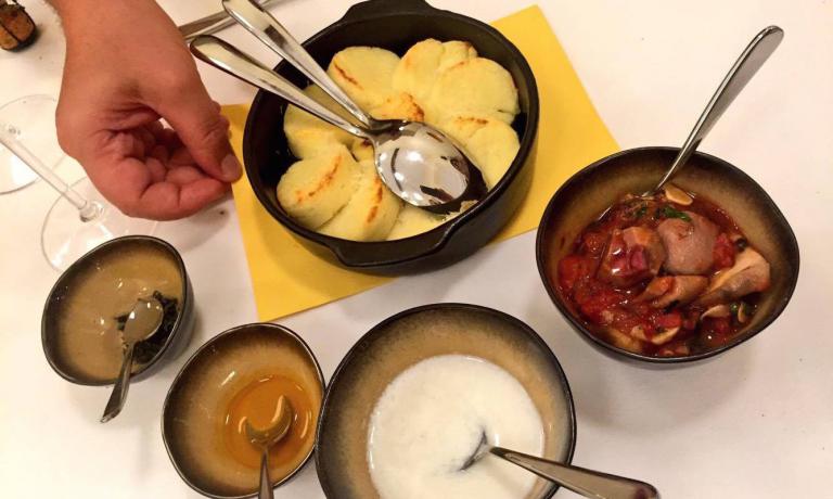 Clockwise from 12 o’clock: Gnocchi made with semolina, diced kidneys with tomato, goat kefir, turmeric and pepper sauce. This is one of the sequences you might happen to create at Il Portico, the restaurant Paolo Lopriore opened last 4th August in Appiano Gentile (Como). A brave tribute to conviviality, the result of a deep analysis of the anthropological roots of Italian food (photo by Zanatta)