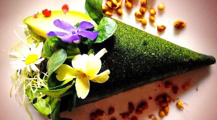 Cone with vegetables and flowers by Daniela Cicioni perfectly illustrates the great creativity that characterises the raw diet cuisine, which is spreading more and more even in our country. Thanks to preparations that never exceed 42°C, it is possible to preserve the organoleptic characteristics of the vegetables used in these recipes in the best possible way