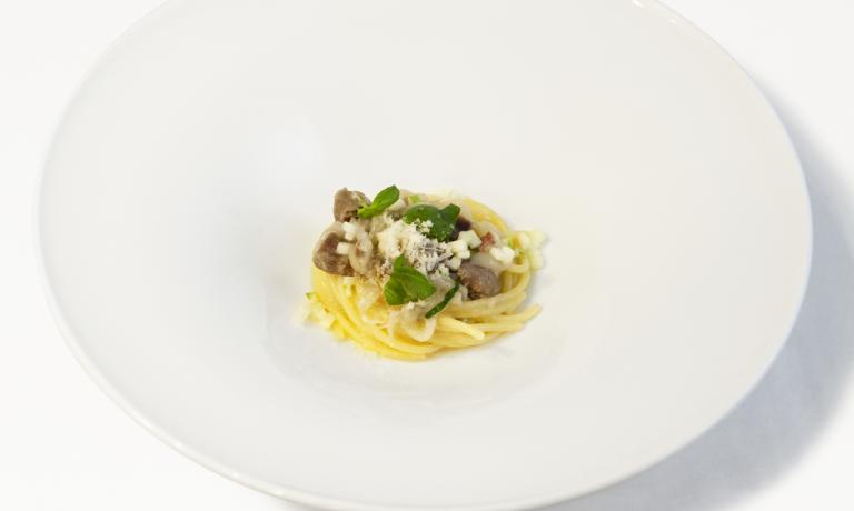 26-year-old Carmine Di Domenico, sous-chef at restaurant Casa del Nonno 13 (S. Eustachio, Salerno), after presenting a dessert in which lemon had the main role, moves to his savoury dish. In this pasta the sauce is based on the balance between chicken, eel and aromatic herbs