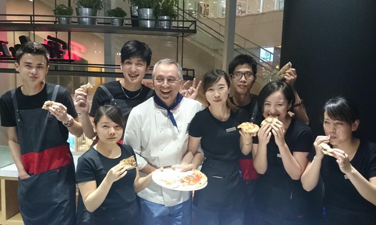 Great celebrations in China for Neapolitan Enzo Coccia, the real world ambassador of pizza. Fissler, a German company that produces high quality tableware, called him for two new restaurants they’ve opened in China. And Coccia brought all his wisdom... and of course even a couple collaborators to train the local staff