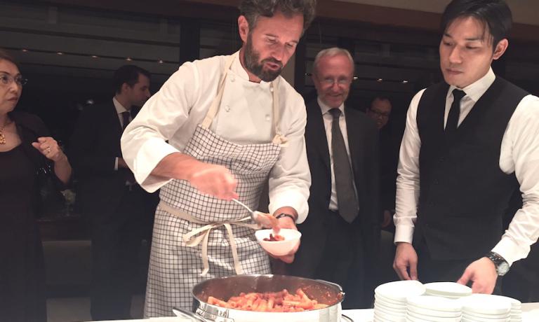 In Tokyo Carlo Cracco cooked pasta Amatricana in memory of the victims of last August’s earthquake