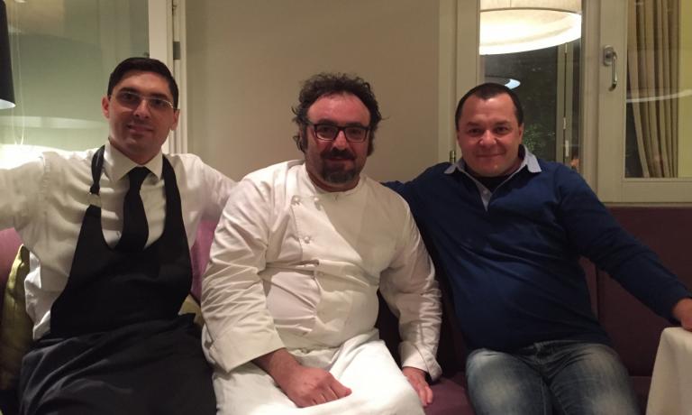 Paolo Lopriore at the end of the farewell dinner at Kitchen in Como. To the left, his maître Stefano Gaiofatto, to the right, fisherman Simone Fraquelli
