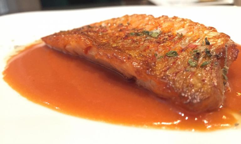 Triglia e triglie, a red mullet-based dish which is clamorous in that it appears to be only materic yet it is the result of an exceptional virtuoso: the fish is enhanced with a triumph of Mediterranean aromas