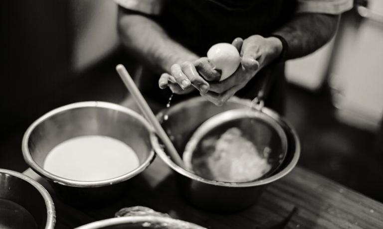 Christian Puglisi, a Dane with Sicilian father and Norwegian mother, through his new restaurant in the Danish capital will embrace his Italian roots as he’s never done before, with pizza. Bæst will open in October and will also include a dairy factory for the production of mozzarella: with Danish milk but following the method traditionally used in Campania (photo credits Per-Anders Jörgensen)