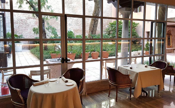 A glimpse of Glam, the restaurant inside Palazzo Venart – a 5 star luxury boutique hotel just opened in Venice. The chef is Enrico Bartolini, two Michelin stars at Mudec in Milan. The Tuscan chef discovered the synergic vegetable garden in Giudecca, a significant source of vegetables. Is this a green example for Venetian restaurants to follow?