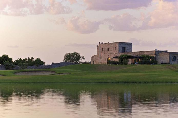 Masseria San Pietro, the restaurant inside the Acaya Golf & Spa Resort, just a few kilometres east of Lecce. The 4 star resort, part of the Jsh hotel collection and run by Double Tree Resort by Hilton, is an excellent solution for a short break in September, in the heart of a calmer part of Salento