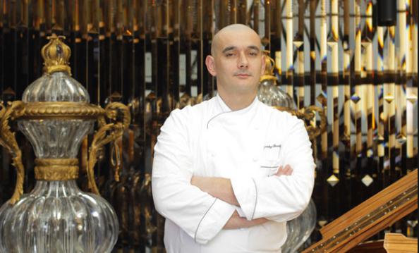 Since last spring, Francky Semblat is Joël Robuchon’s executive chef at L’Atelier. The restaurant has just received two Michelin stars from the first edition of Michelin Shanghai. I do what our maestro requires, he tells our reporter Claudio Grillenzoni (photo by hk.on.cc)