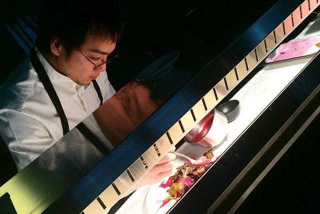 The protagonist of one of the most awaited debuts in Milan, Yoji Tokuyoshi, previously Massimo Bottura’s second, who opened his restaurant (Via San Calocero 3, tel.) in the same rooms where Wicky Priyan’s Wicky's was once located