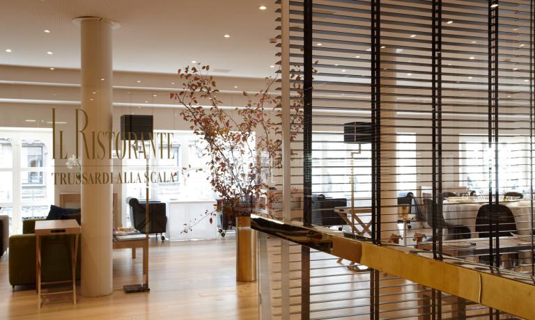 The second part of Camilla Baresani’s report on her favourite places in Milan. And the first one to which the journalist and writer takes us is Trussardi alla Scala (tel. +39.02.80688201), with the great barman Tommaso Cecca on the ground floor, and Luigi Taglienti’s cuisine on the first floor